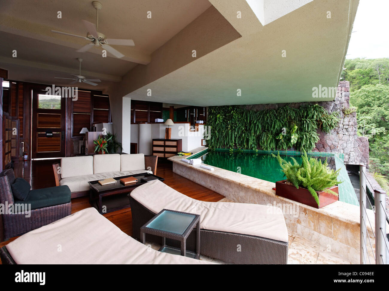 Suite, nessuna parete esterna, lettini, piscina infinety, Jade Mountain hotel di lusso, Saint Lucia, isole Windward, Piccole Antille Foto Stock