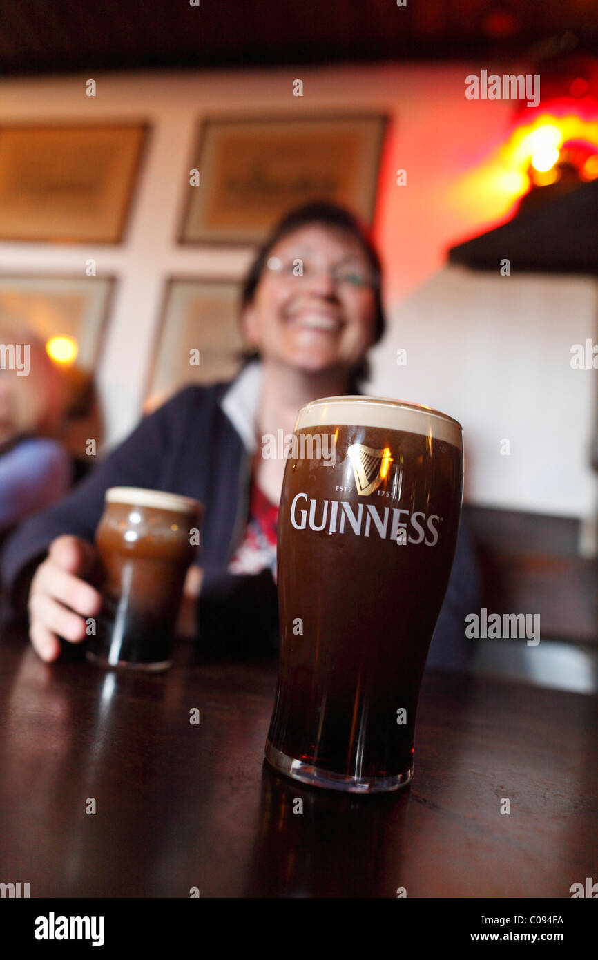 La pinta di Guinness stout, Durty Nelly's pub, Bunratty, County Clare, Irlanda Isole britanniche, Europa Foto Stock