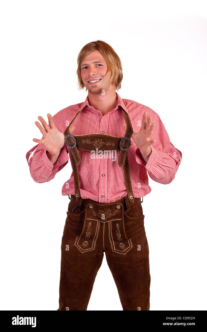 Uomo bavarese con Oktoberfest pantaloni di cuoio (lederhose) detiene autoreggenti Foto Stock