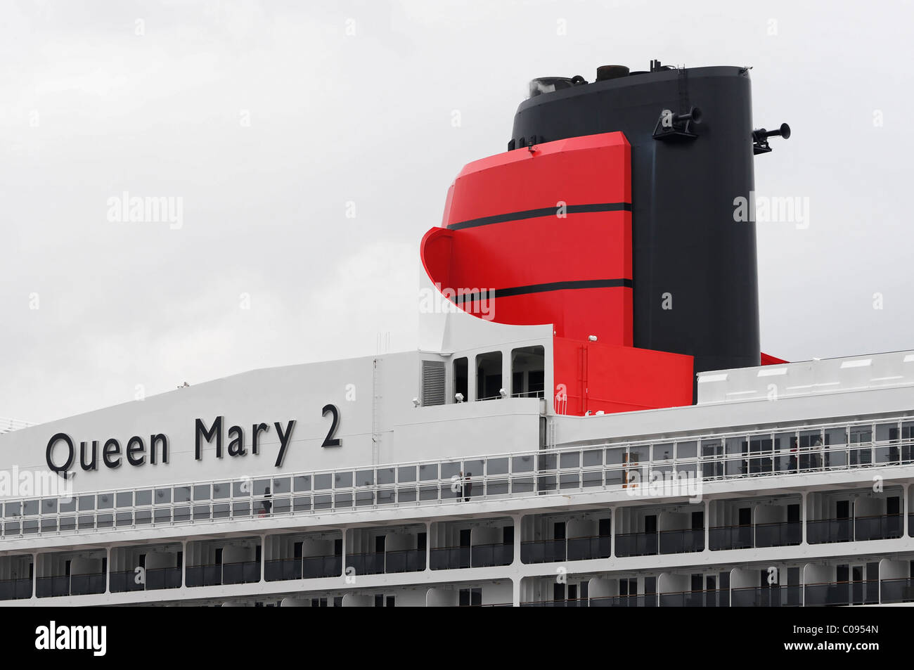 Queen Mary 2 ad Amburgo il 13 maggio 2010, la città anseatica di Amburgo, Germania, Europa Foto Stock