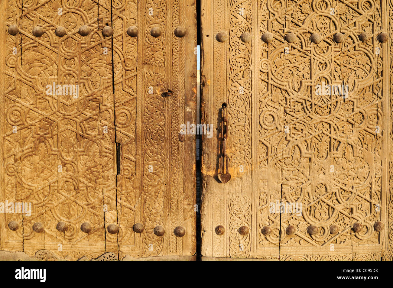 Antico cancello di legno di Kohna Arca cittadella nella storica città di adobe di Khiva, Chiva, Silk Road, Patrimonio Mondiale dell Unesco Foto Stock