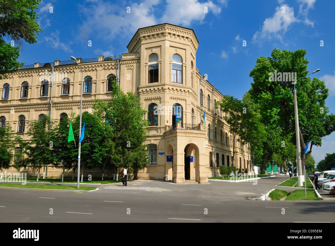 Coloniale russo edificio universitario a Tashkent, Uzbekistan in Asia centrale Foto Stock