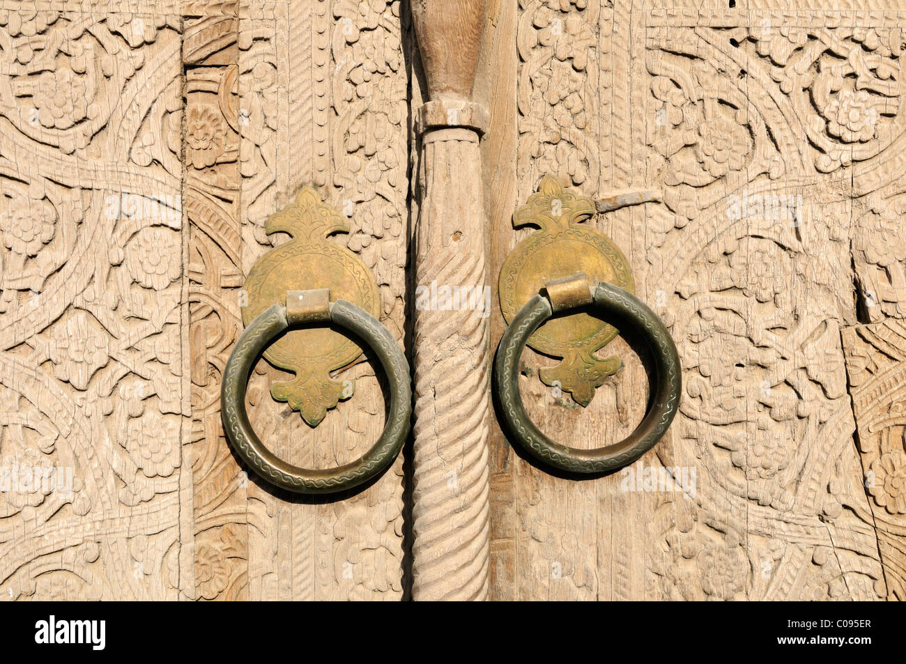 Vecchia porta di legno nella storica città di adobe di Khiva, Chiva, Ichan Kala, Silk Road, Sito Patrimonio Mondiale dell'Unesco, Uzbekistan Foto Stock