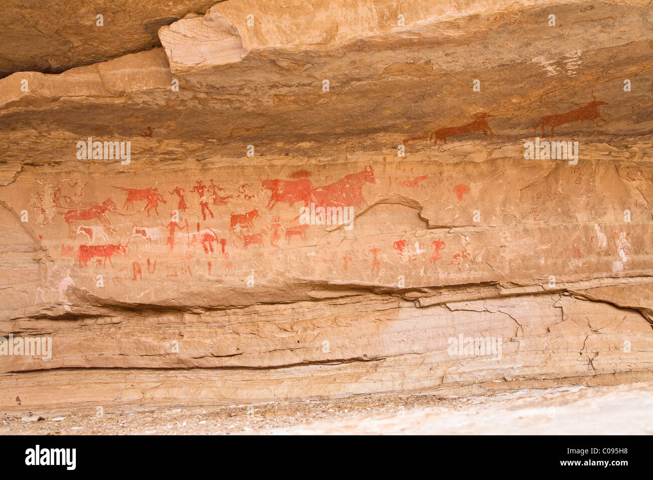 Roccia disegni preistorici in patners per la valle, Akakus montagne, deserto libico, Libia, Sahara, Africa Settentrionale, Africa Foto Stock
