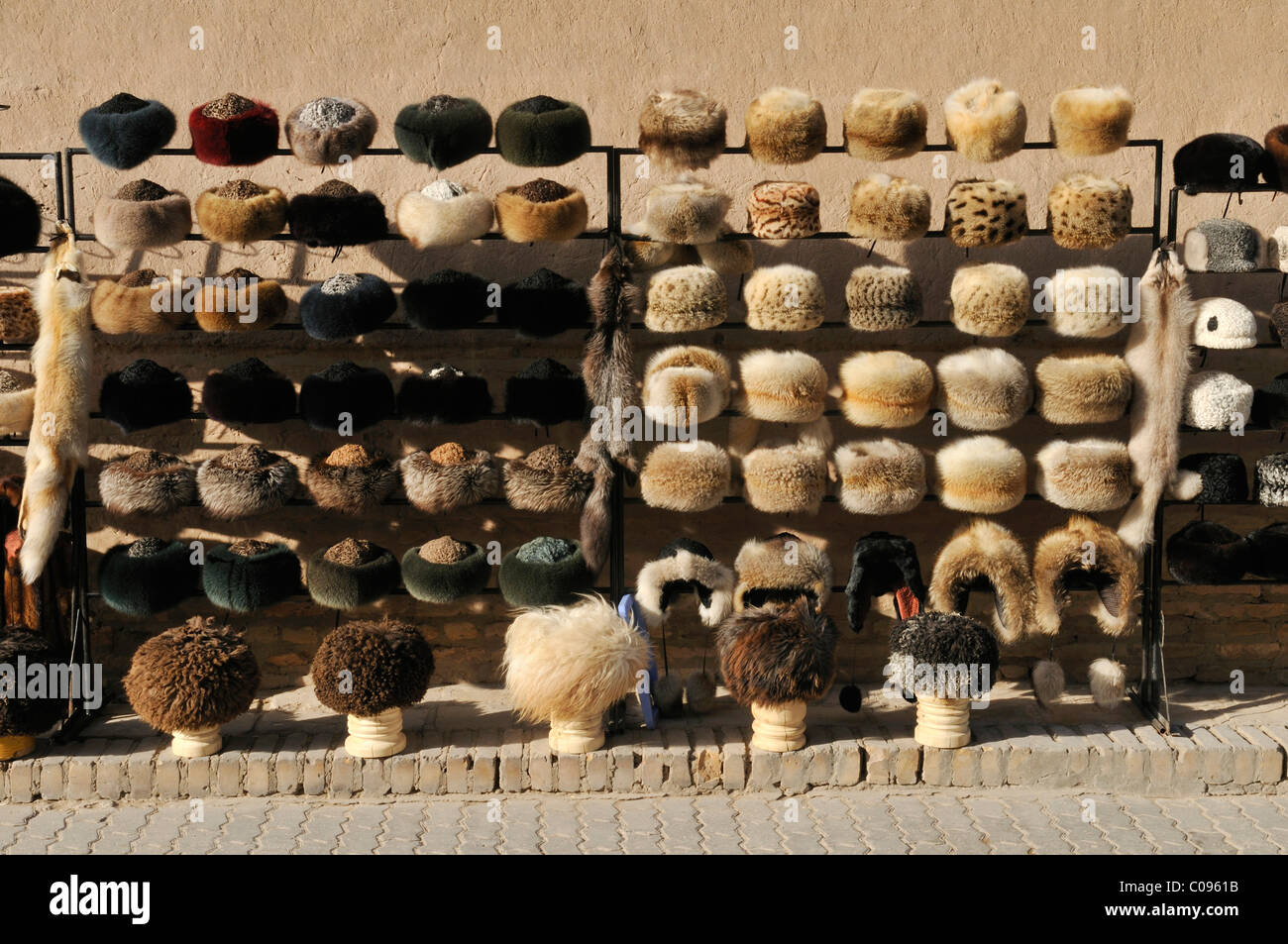 Cappelli di pelliccia per la vendita, la storica città di adobe di Khiva,  Ichan Kala, Chiva, Sito Patrimonio Mondiale dell'Unesco, Uzbekistan in Asia  centrale Foto stock - Alamy