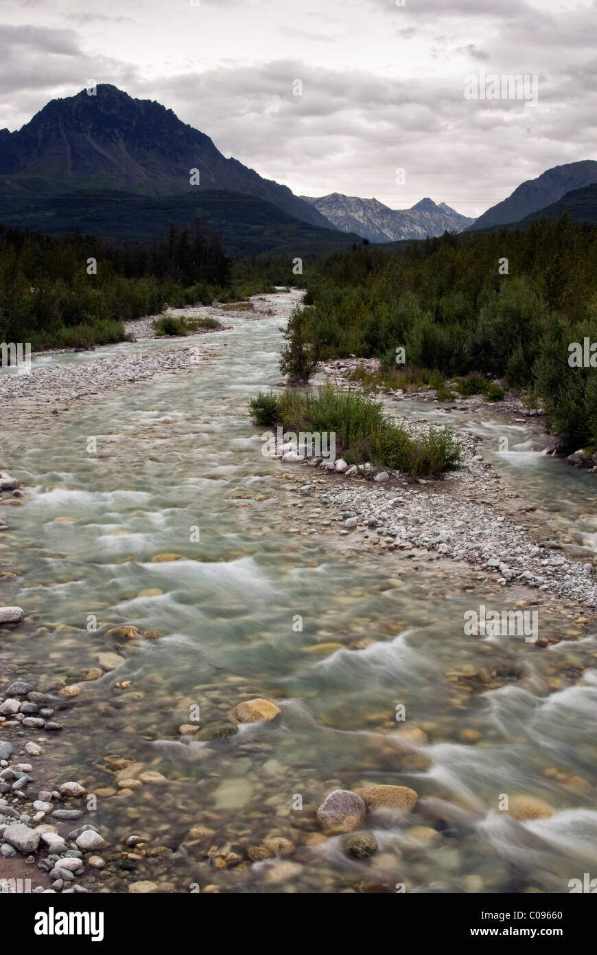 Un tributario torrente scorre su rocce sul suo modo al fiume Matanuska centromeridionale, Alaska, estate Foto Stock