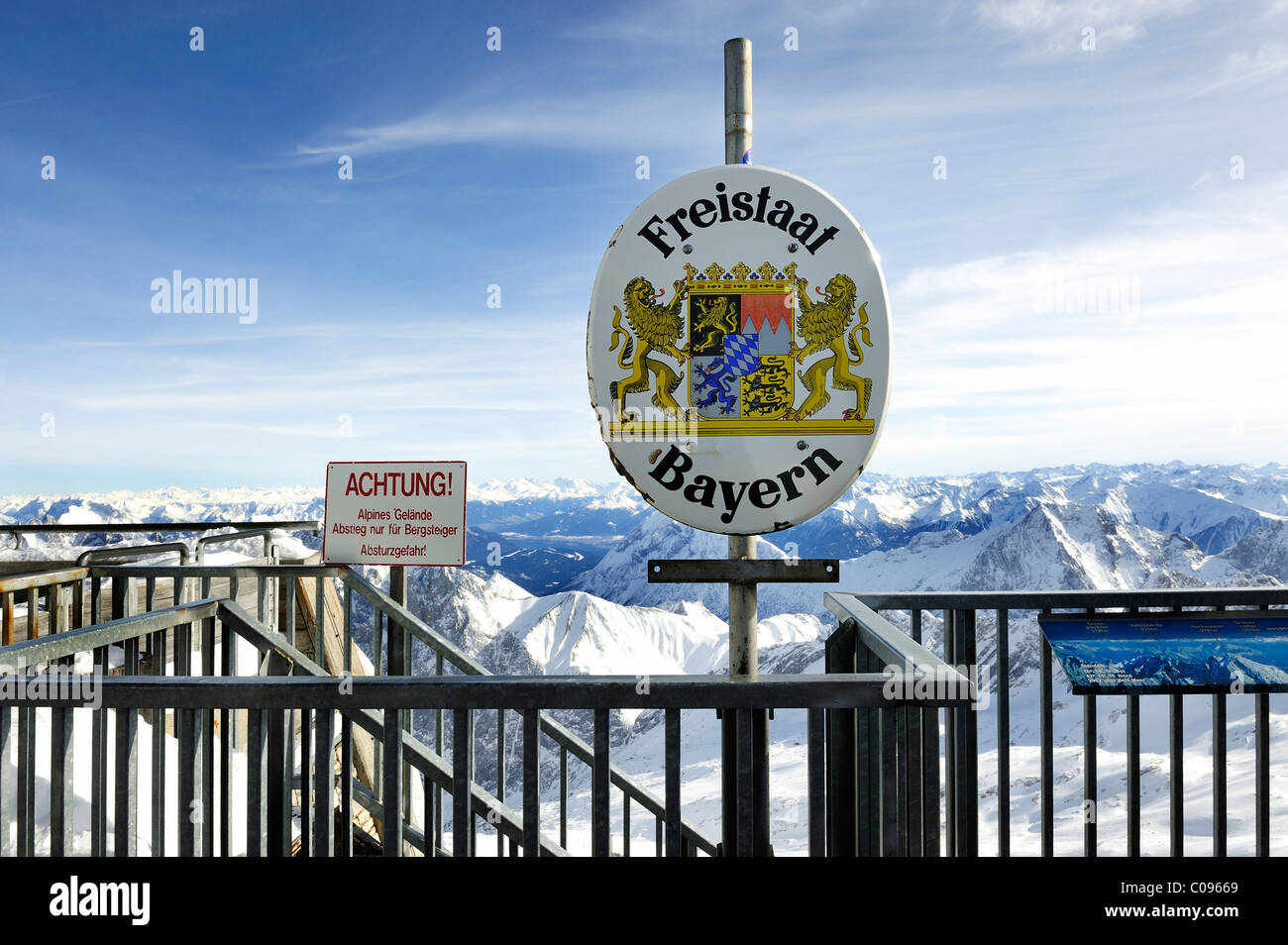 Confine con la Baviera su Mt. Zugspitze, 2962m, Wettersteingebirge gamma, Werdenfelser Land area, Alta Baviera, Baviera Foto Stock