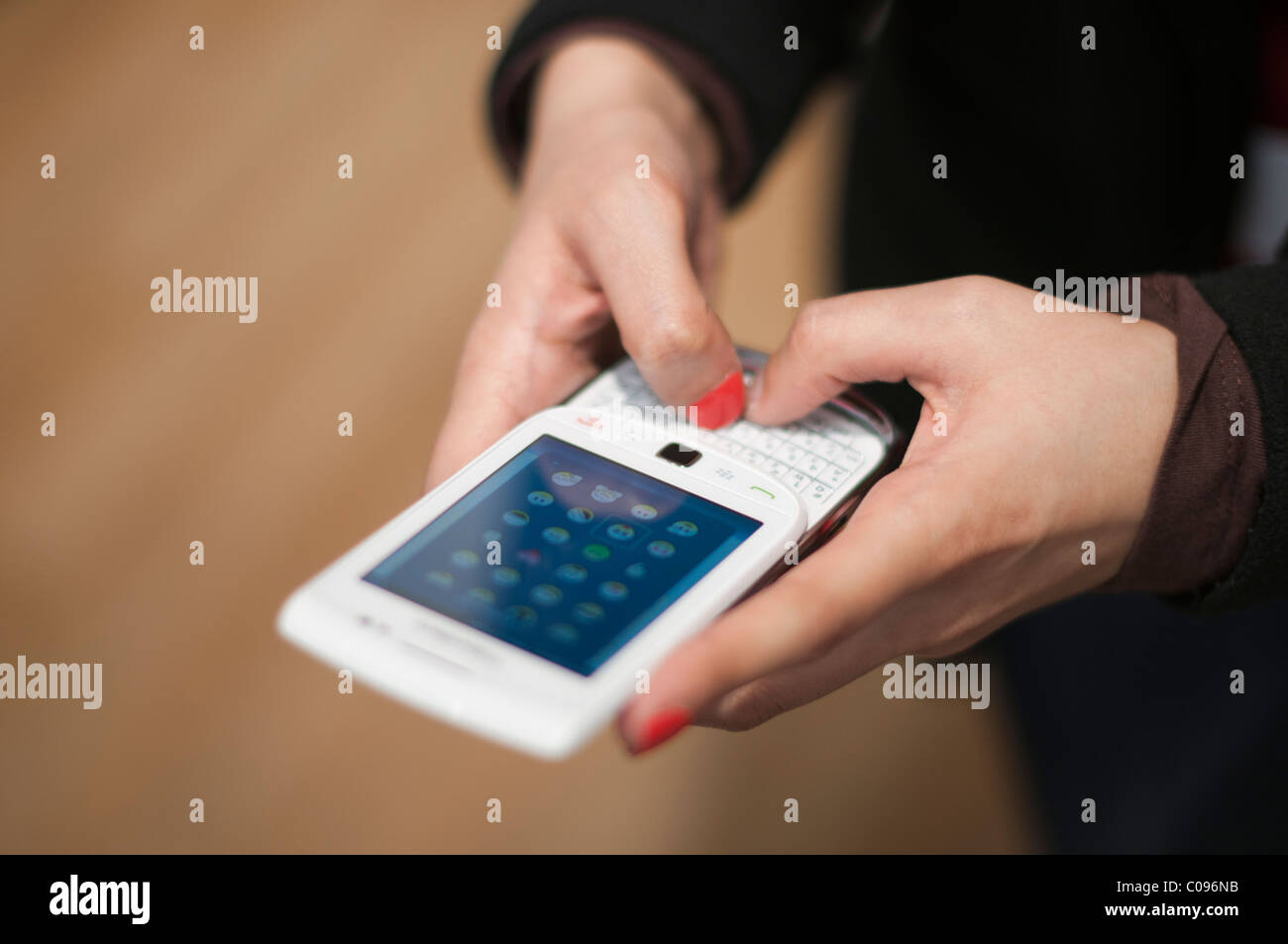 Close-up di una ragazza utilizzando Blackberry messenger Foto Stock