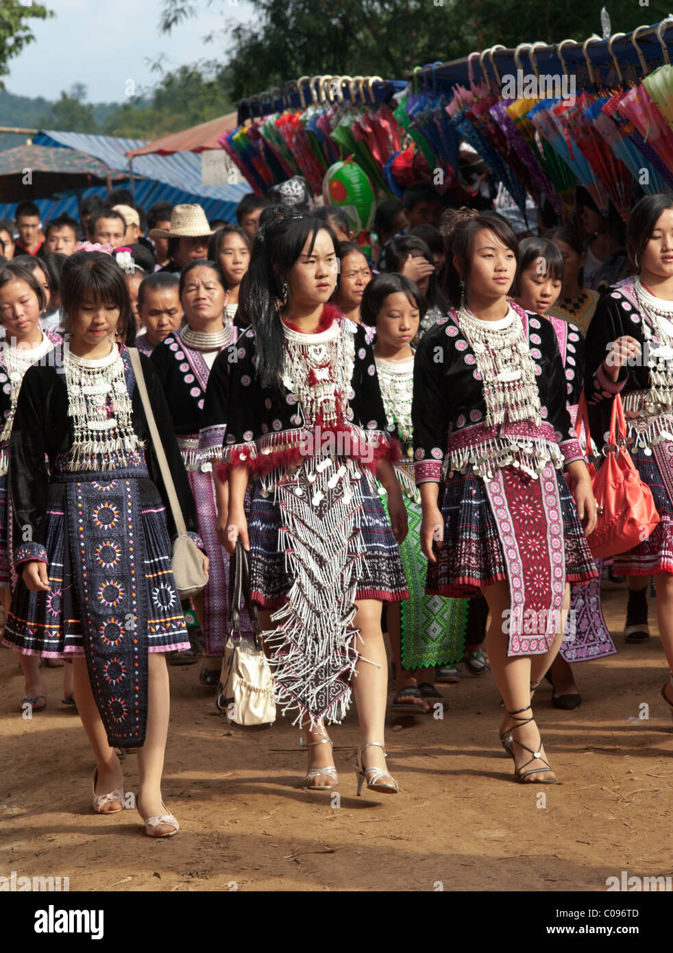 Hmong uomini e donne partecipano in un nuovo anno festival parade presso appeso Saew Village Chiang Mai, Thailandia. Foto Stock