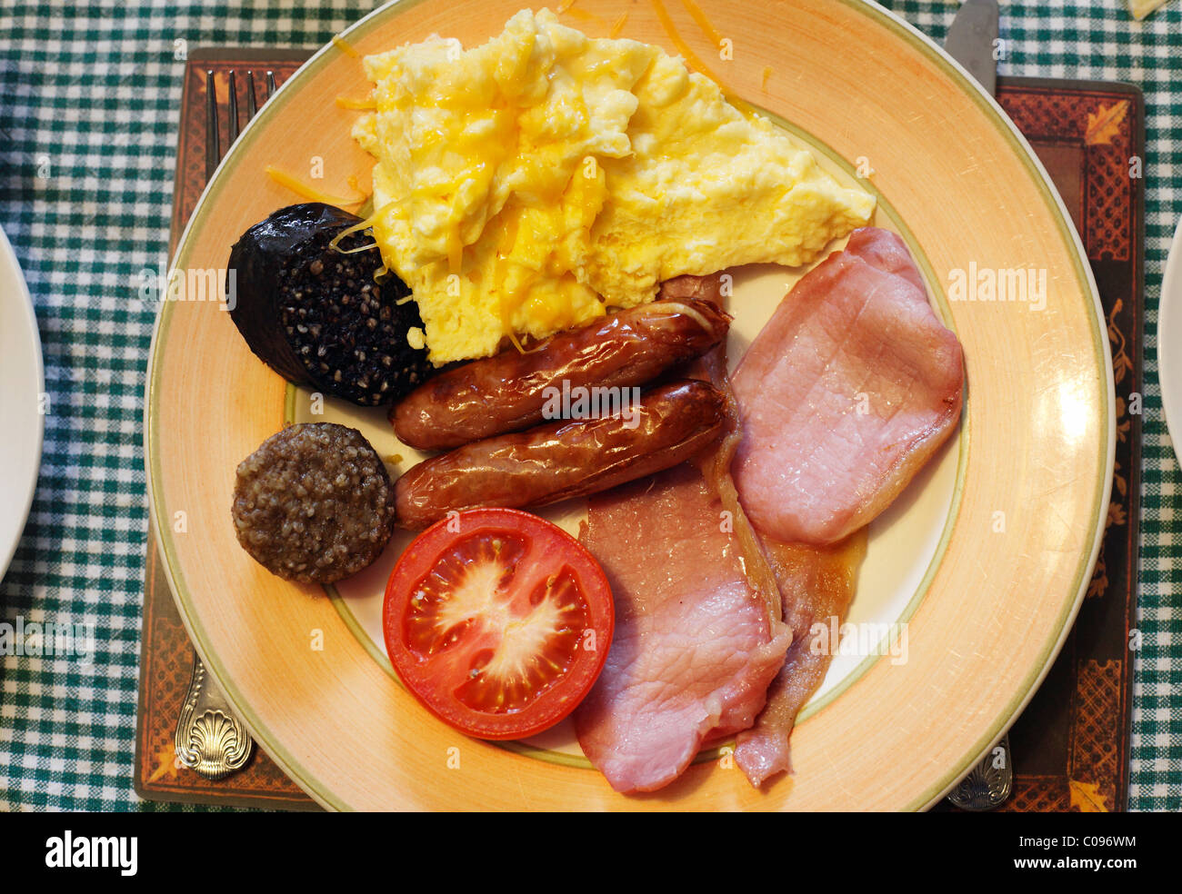 Una piastra con una colazione completa Irlandese in The Olde panificio Bed and Breakfast, Kinsale, , Repubblica di Irlanda, Isole britanniche Foto Stock