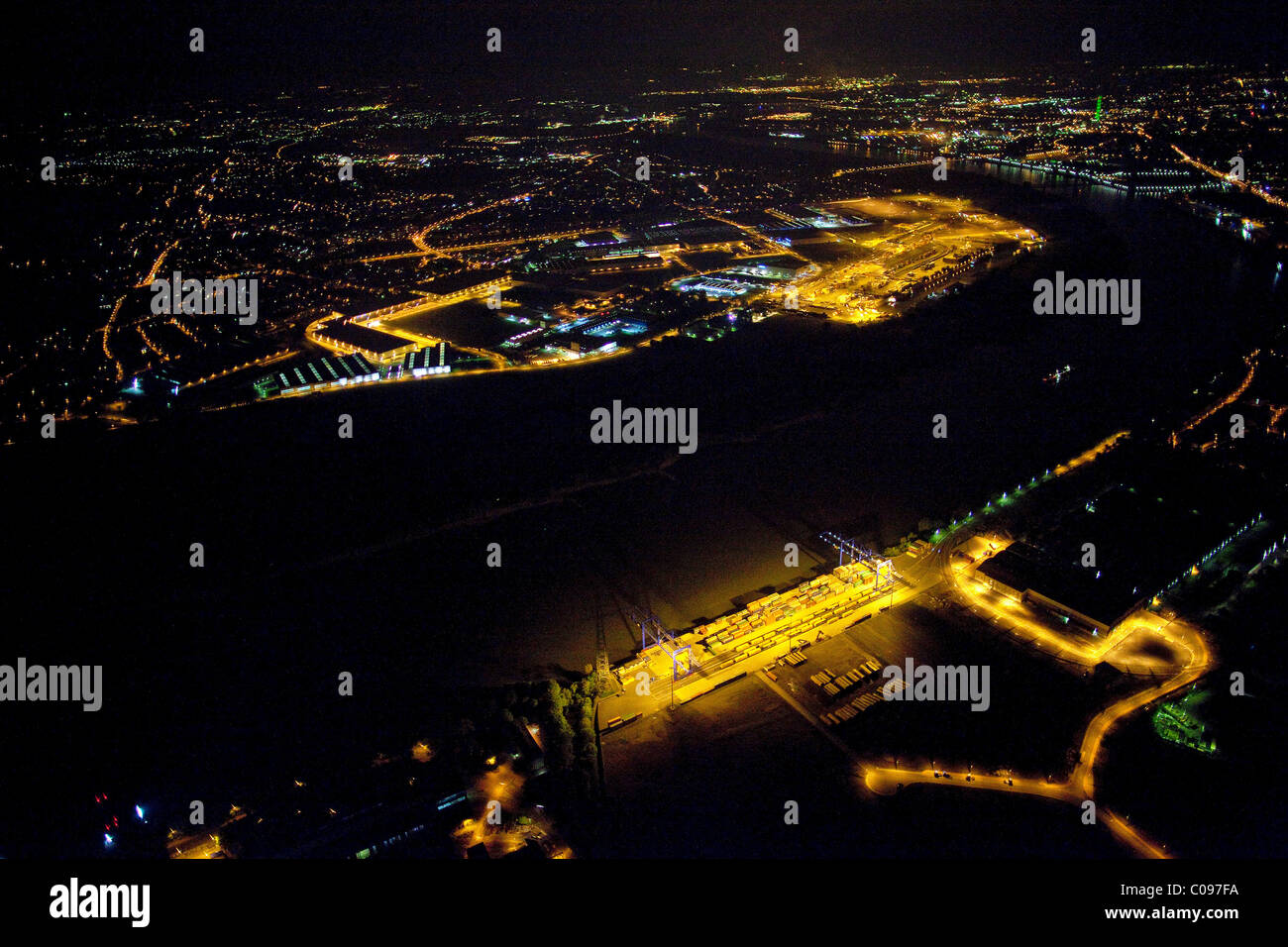 Vista aerea, Logport centro logistico di notte, Duisport, Duisburg porto di Duisburg, zona della Ruhr, Renania settentrionale-Vestfalia Foto Stock