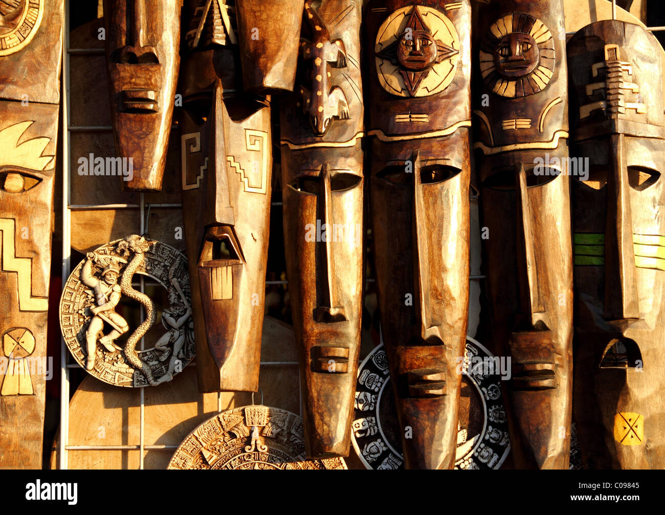 Bellissima messicana maschera in legno artigianali di superfici di legno Foto Stock
