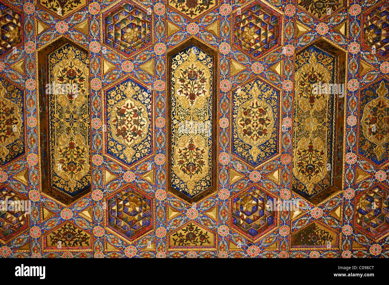 Il soffitto dipinto a Emiro Khudayar Khan Palace, Kokand, Khoqand, Valle di Fergana, Silk Road, Uzbekistan in Asia centrale Foto Stock