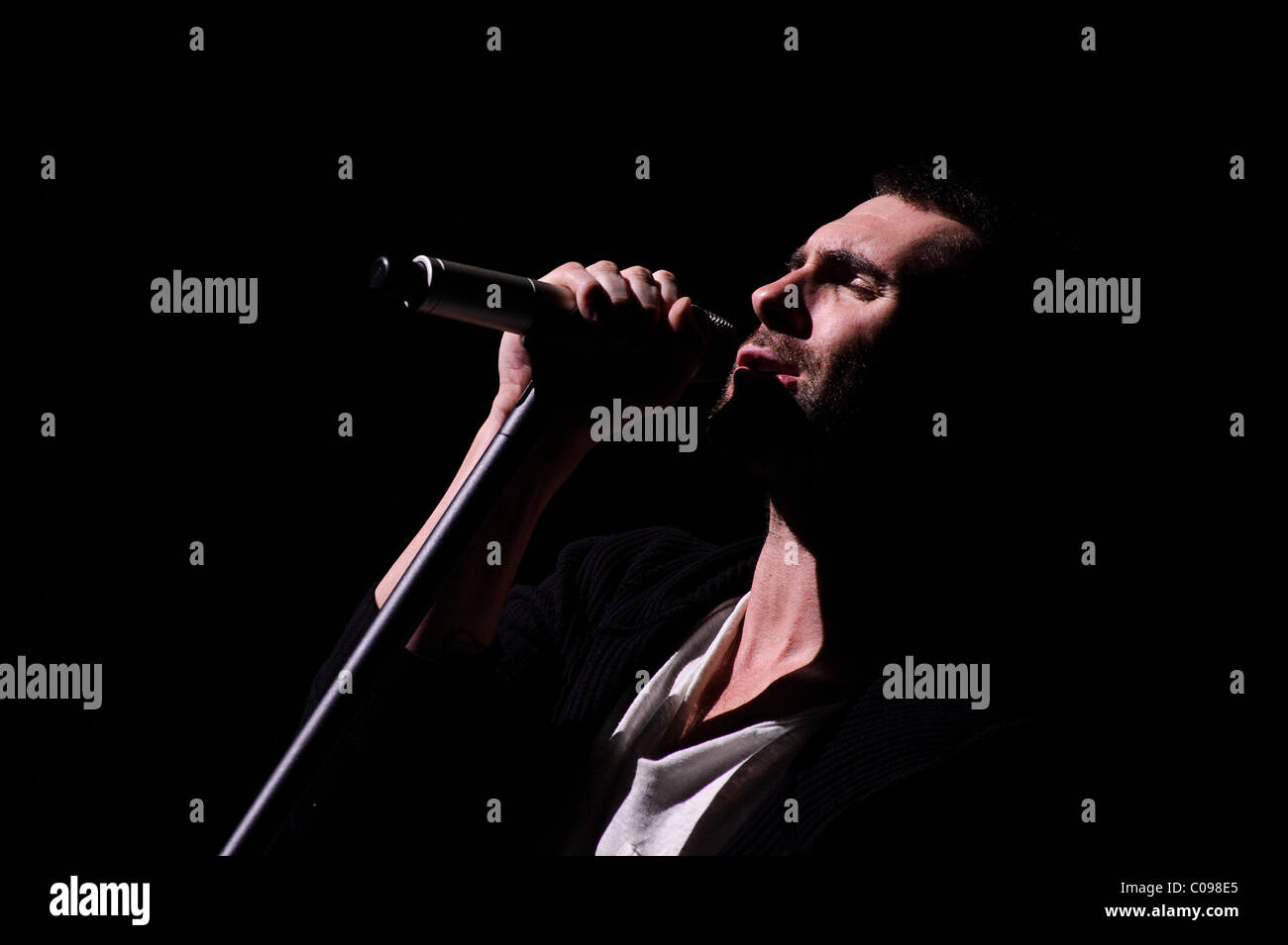 Frontman Adam Levine di Maroon 5 alla Brixton Academy di Londra, 17 febbraio 2011. Foto di Julie Edwards Foto Stock