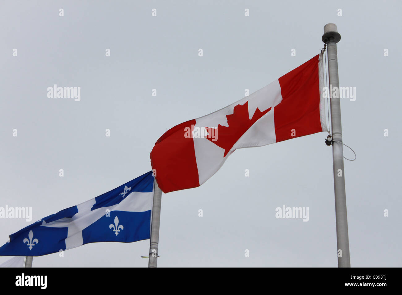 Il Quebec e del Canada bandiere soffiando Foto Stock