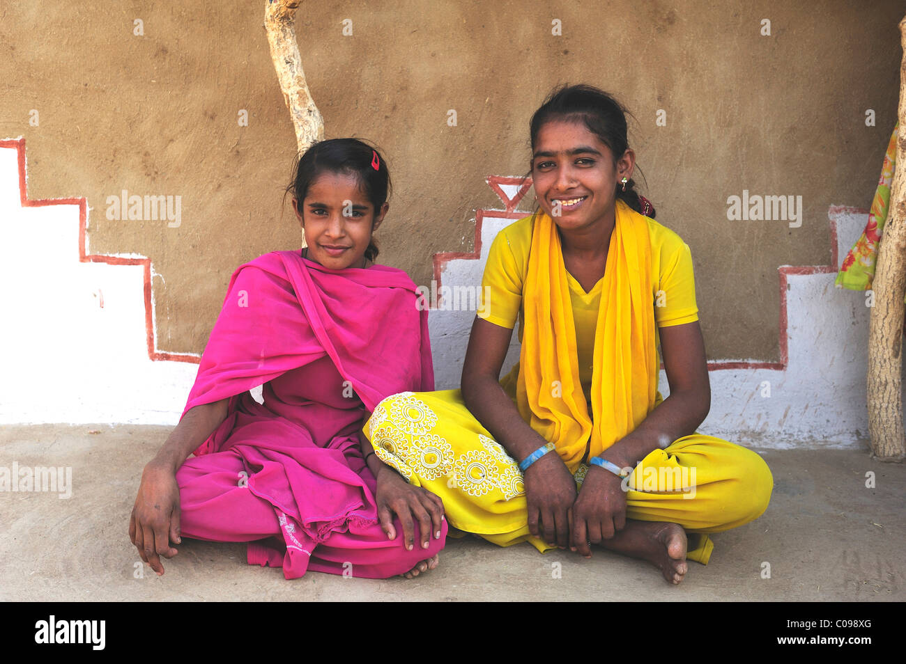 Bambini seduti davanti a una casa tradizionale, il Deserto di Thar, Rajasthan, India, Asia Foto Stock