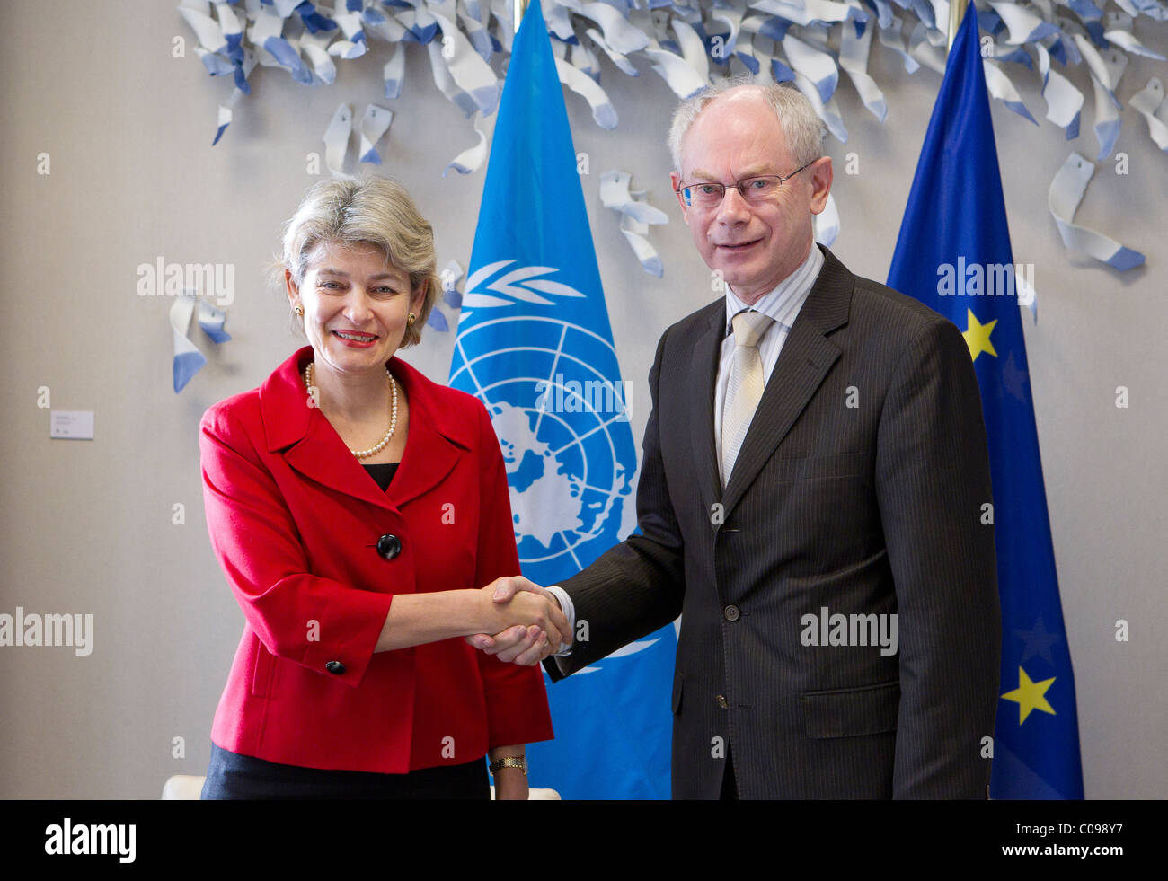 Irina Bokova, direttore generale dell'UNESCO, con Herman van Rompuy, Presidente del Consiglio dei ministri europeo Foto Stock