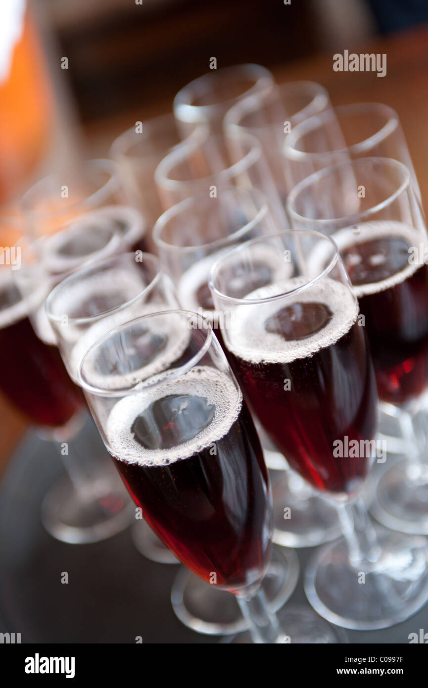 Una presentazione di bicchieri riempiti con spumante Rosé Foto Stock