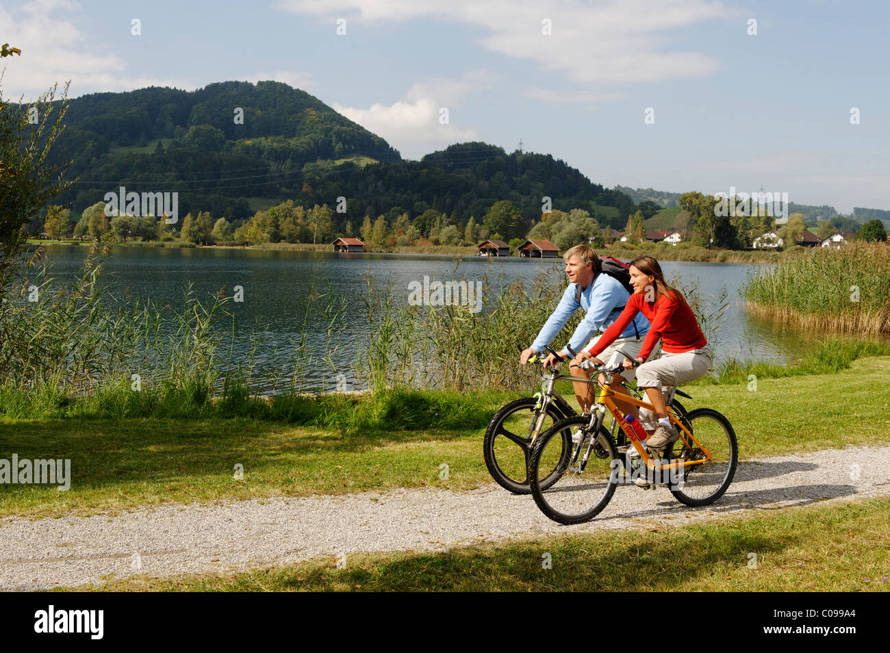 I ciclisti al Lago Kochelsee, Alta Baviera, Germania, Europa Foto Stock