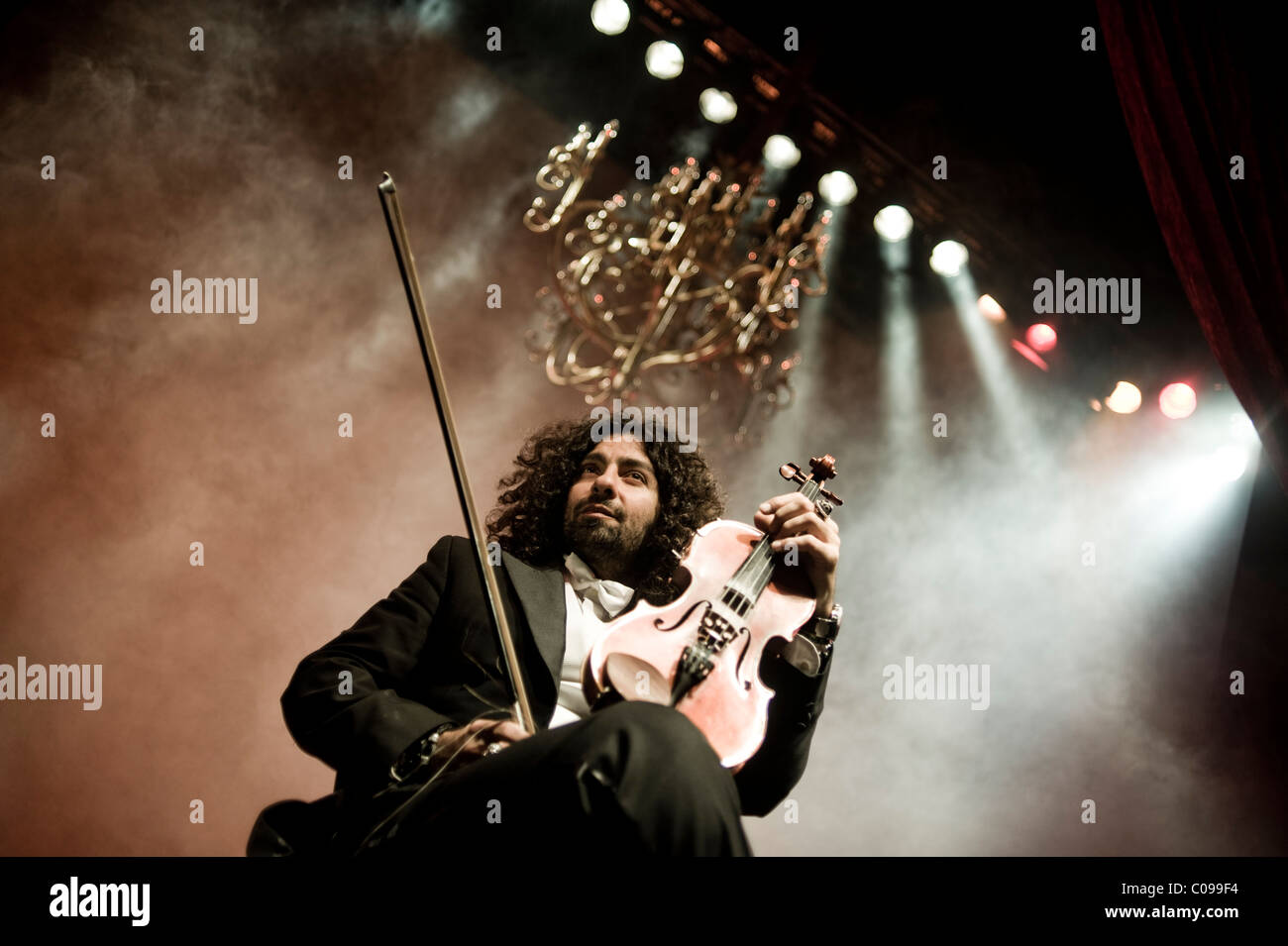 Ara Malikian, libanese violinista nel Teatro Calderon, Madrid, Spagna. Violino violinista stadio escenario teatro musica musicista Foto Stock