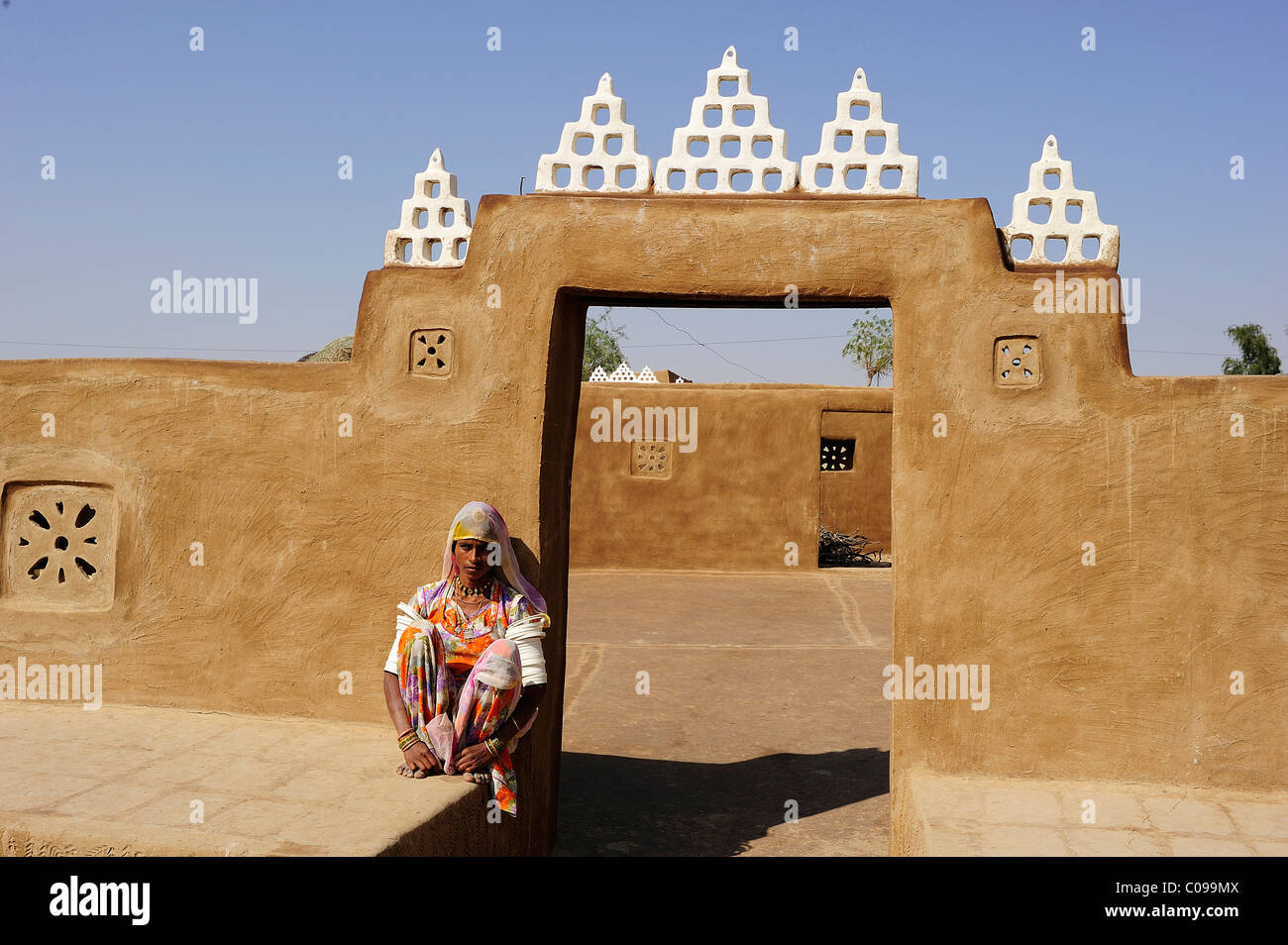 Giovane donna all'entrata di un cortile, il Deserto di Thar, Rajasthan, Nord India, India, Asia Foto Stock