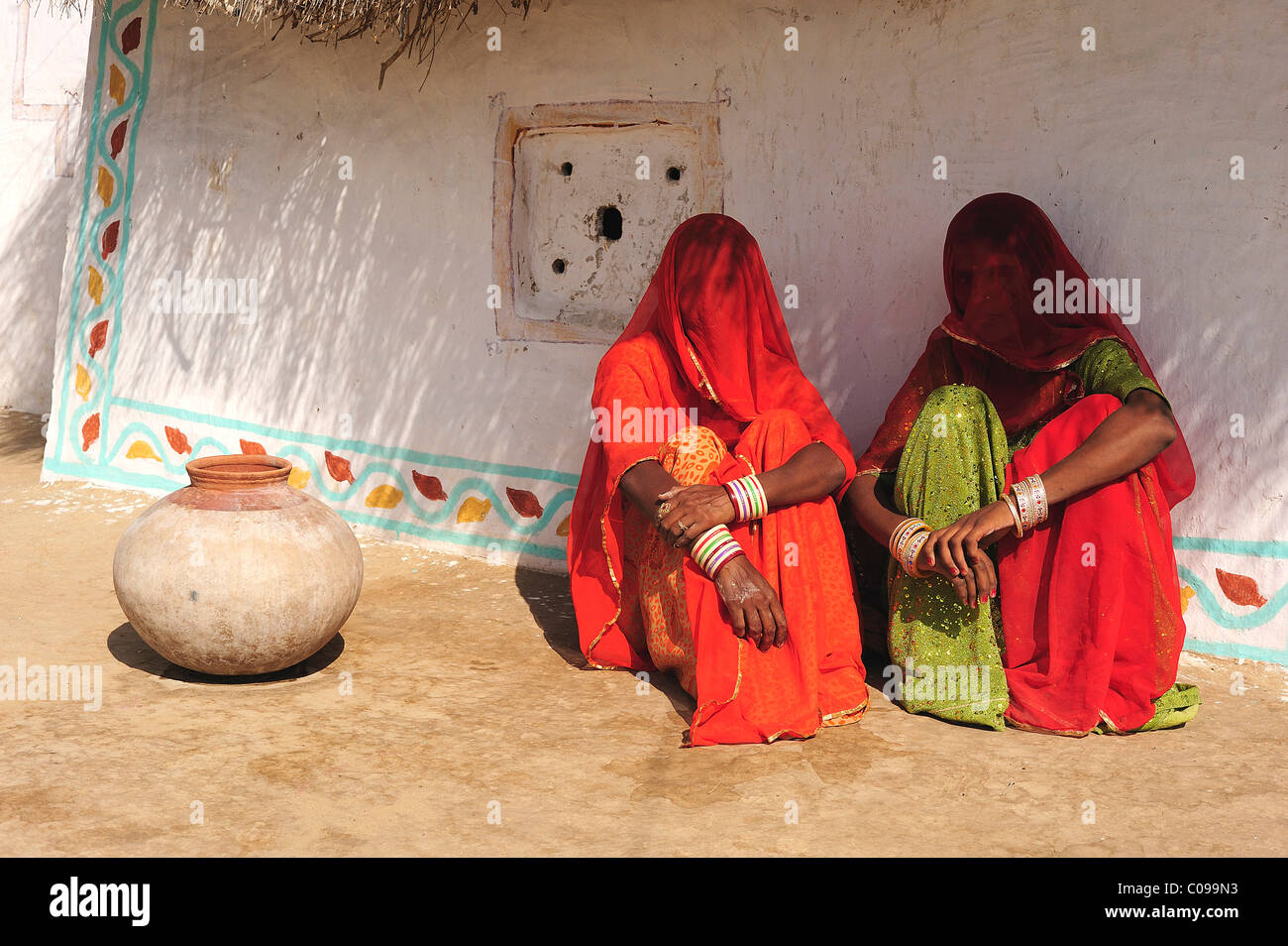 Donne velate parlando davanti alla loro casa, deserto di Thar, Rajasthan, Nord India, India, Asia Foto Stock