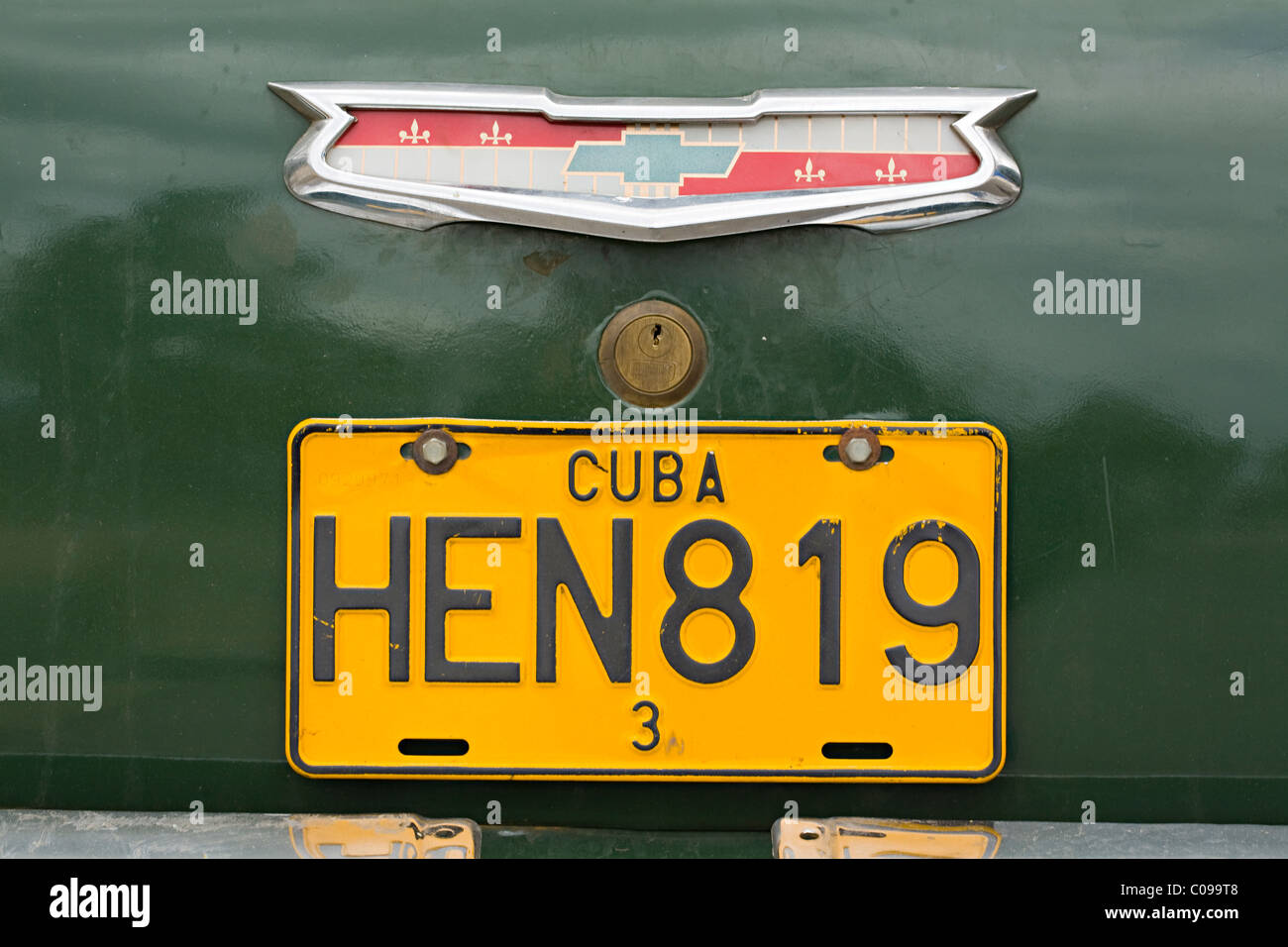 In prossimità di un numero targa in Havana Cuba su un vecchio 1950 American Chevrolet che mostra chiaramente l'emblema Foto Stock
