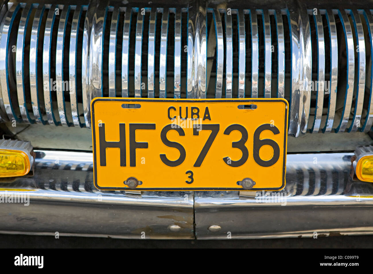 In prossimità di un numero targa in Havana Cuba su un 1950 automobile Mostra griglia cromata Foto Stock