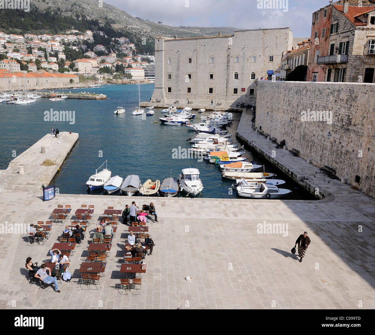 Vista da bastioni sul vecchio porto, Dubrovnik, Ragusa, Croazia, Europa Foto Stock