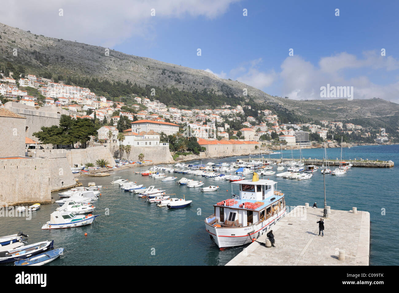 Vista da bastioni sul vecchio porto, Dubrovnik, Ragusa, Croazia, Europa Foto Stock