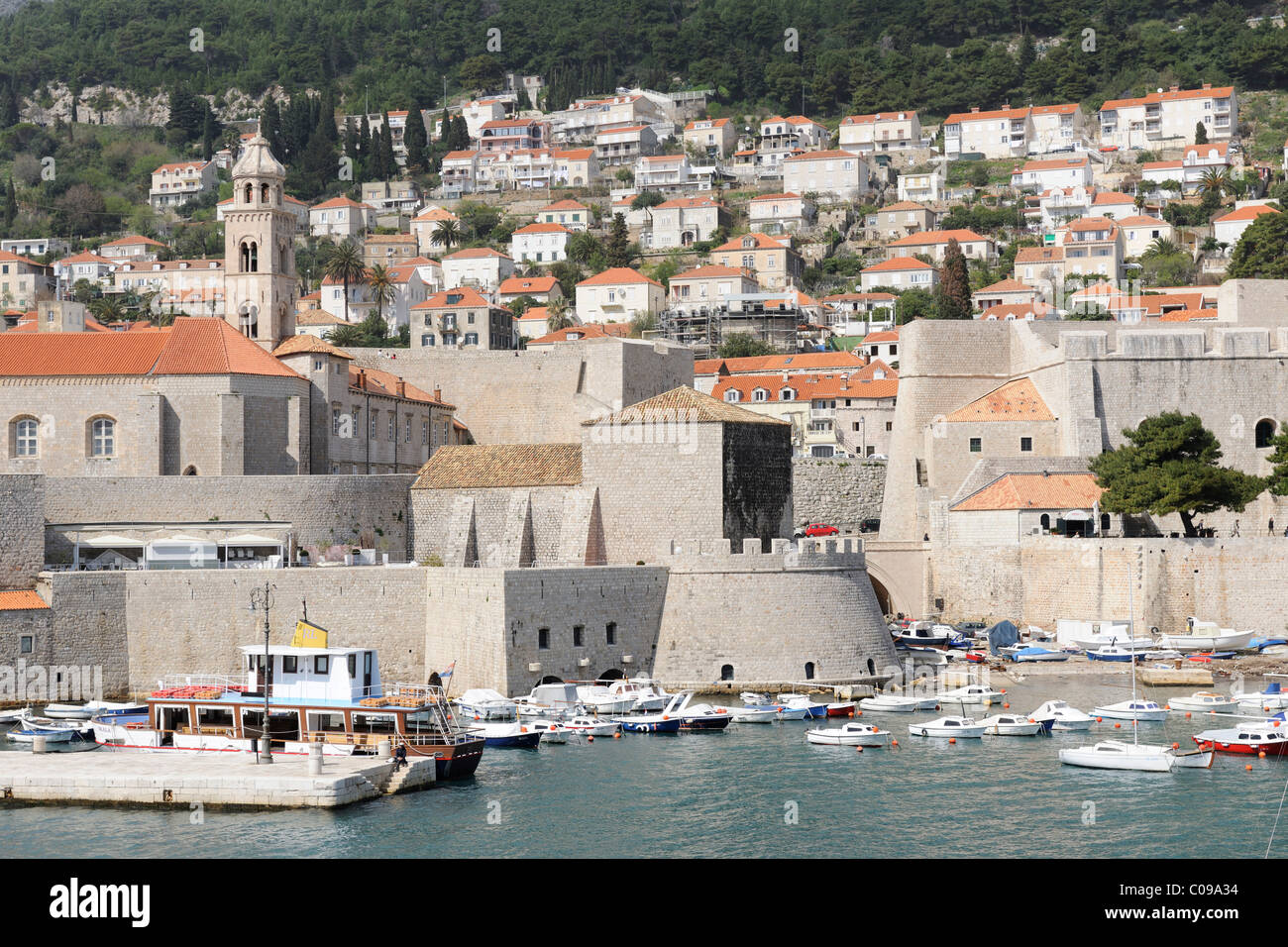 Vista da bastioni sul vecchio porto, Dubrovnik, Ragusa, Croazia, Europa Foto Stock