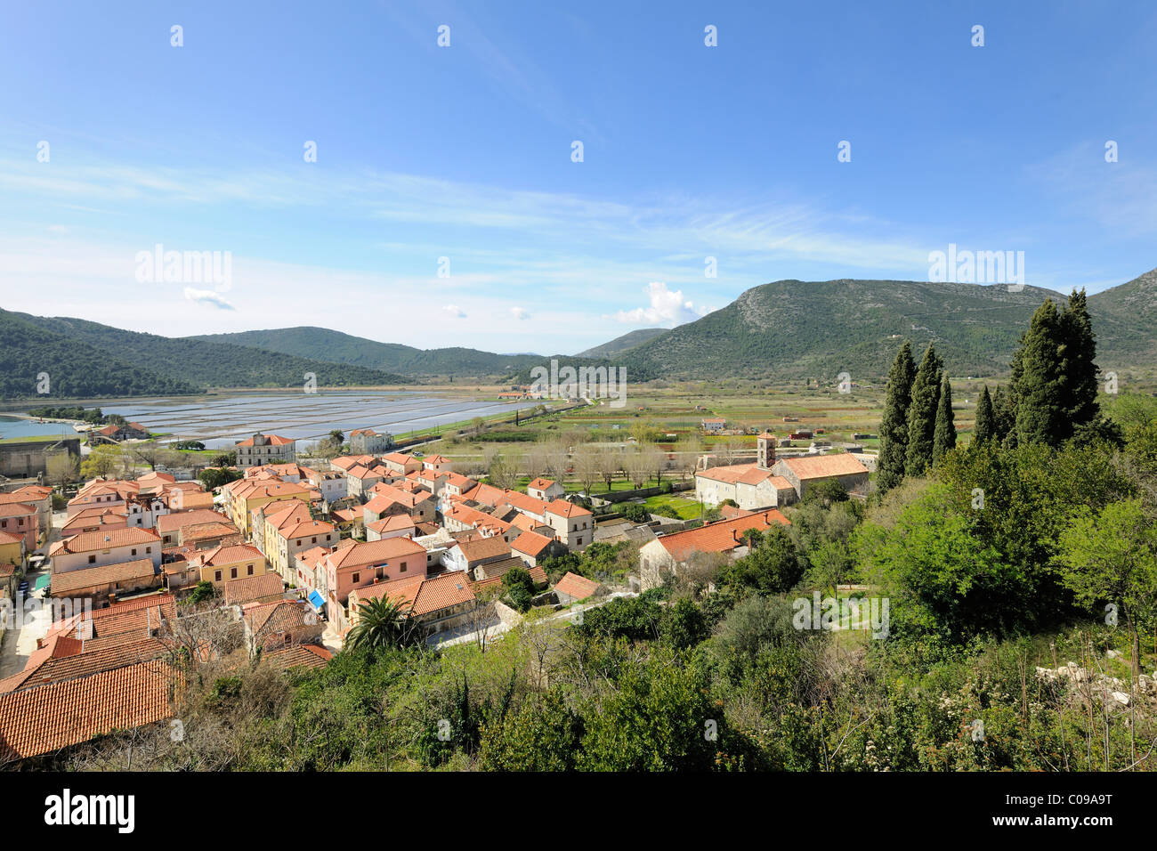 Si affaccia sulla città dai bastioni, Ston, penisola di Peljesac, Croazia, Europa Foto Stock