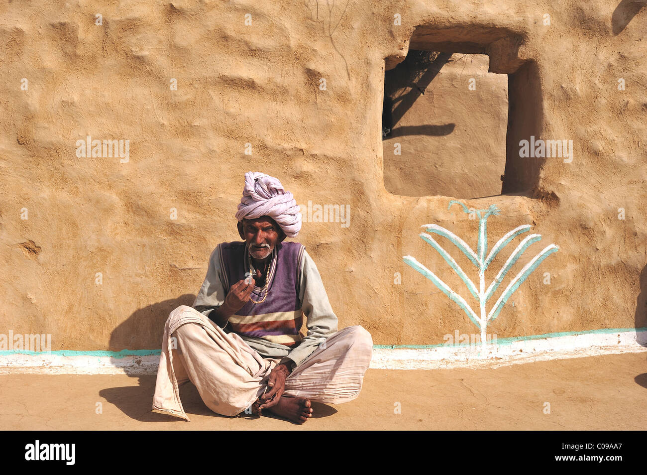 Il vecchio uomo con un turbante davanti a casa sua, deserto di Thar, Rajasthan, India, Asia Foto Stock