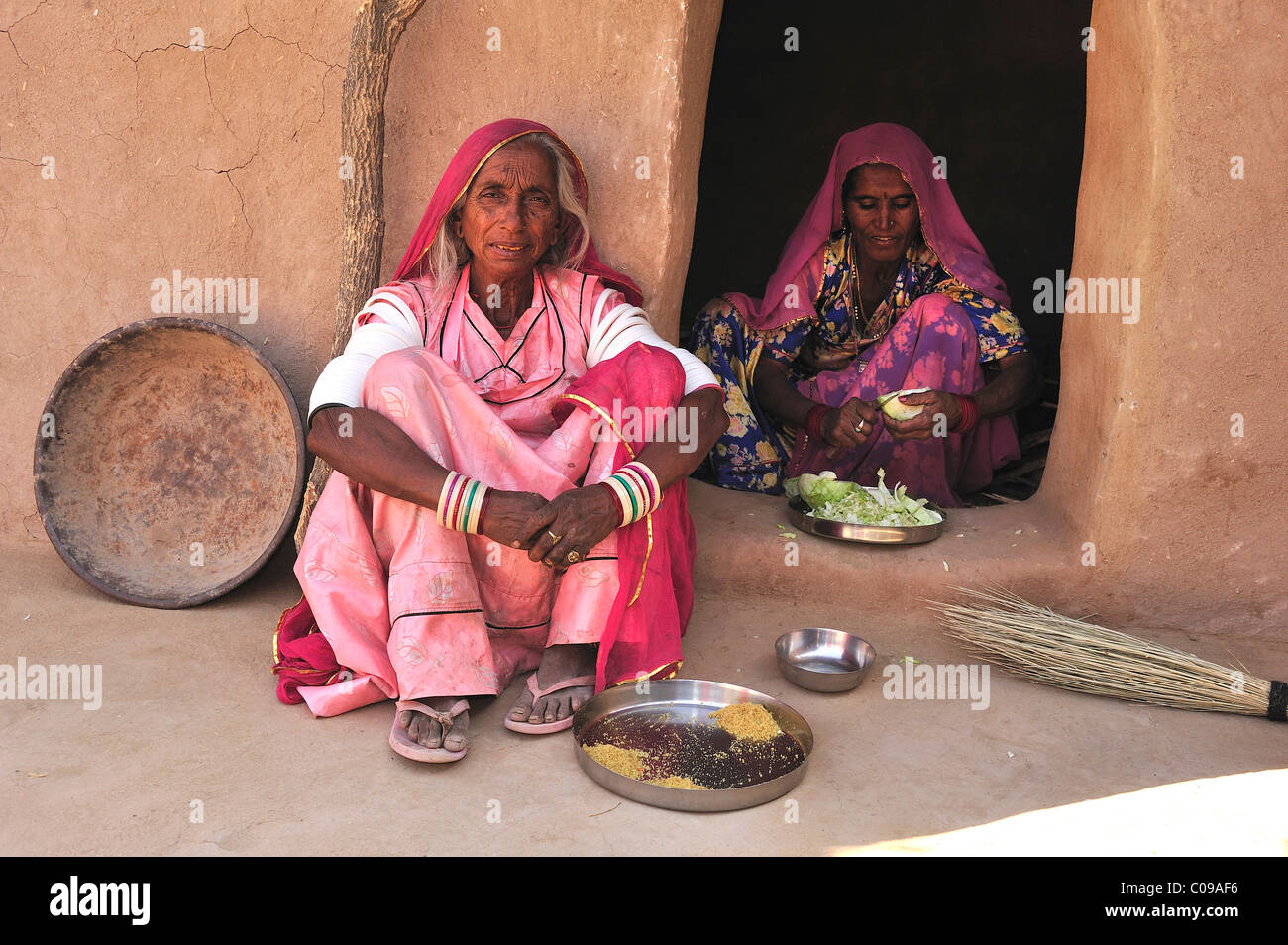 Le donne nella preparazione degli alimenti, il Deserto di Thar, Rajasthan, India, Asia Foto Stock