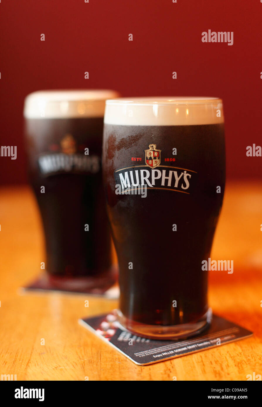 Bicchieri da birra con Murphy's Irish Stout birra, Irlanda, Isole britanniche, Europa Foto Stock