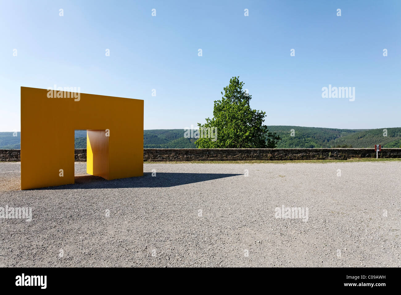 Il design moderno oggetto con un gateway, vedetta terrazza dell'ex NS-Ordensburg Vogelsang, luogo internazionale in Eifel Foto Stock
