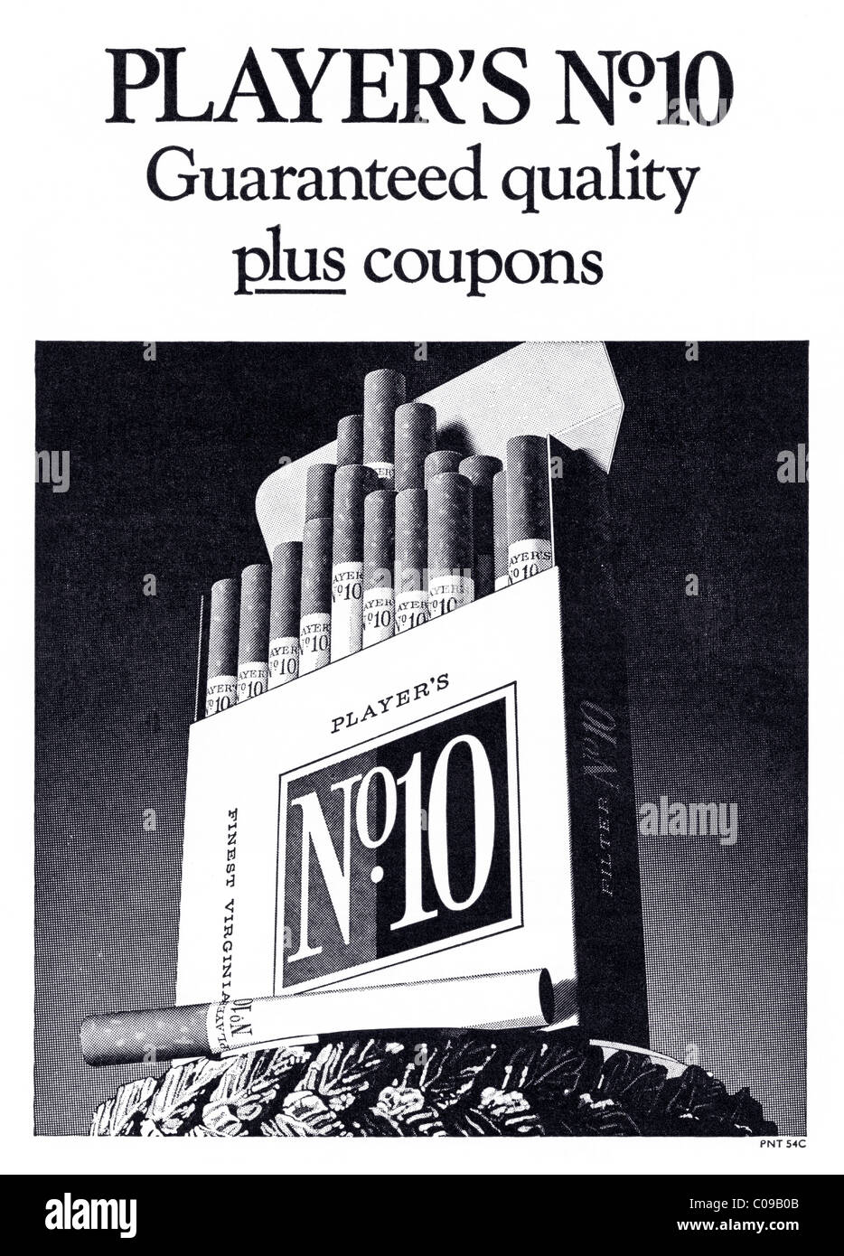 Originale degli anni settanta piena pagina di pubblicità nel programma di calcio per i giocatori N10 le sigarette con filtro Foto Stock