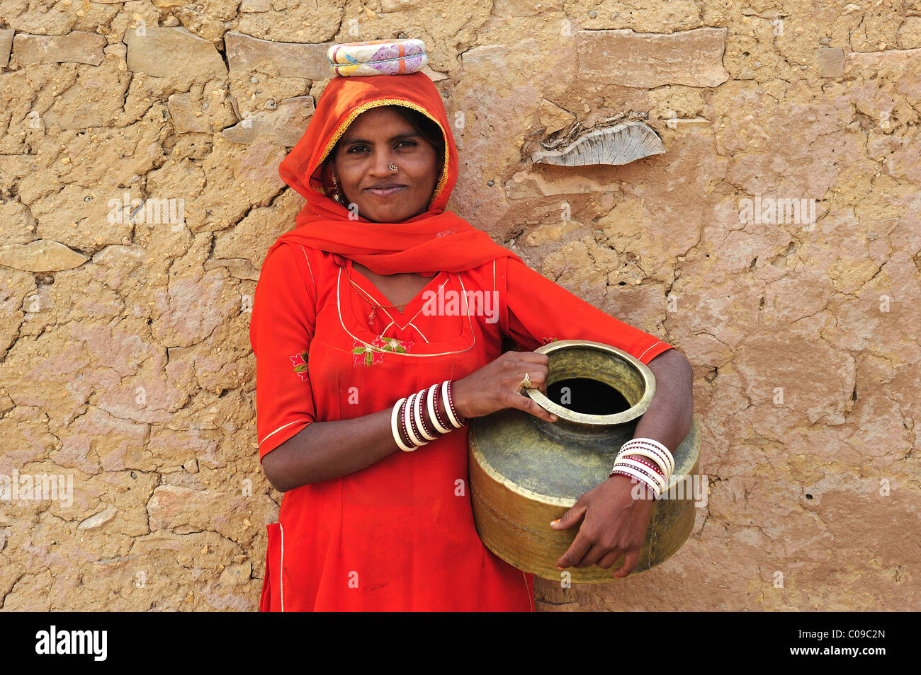 Giovane donna in un sari con acqua brocca, deserto di Thar, Rajasthan, India, Asia Foto Stock