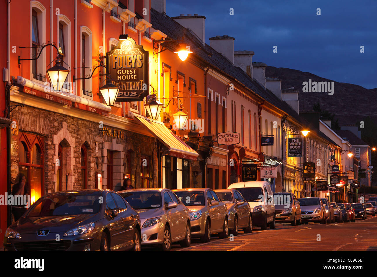 Henry Street di notte, Kenmare, Ring of Kerry County Kerry, Irlanda Isole britanniche, Europa Foto Stock