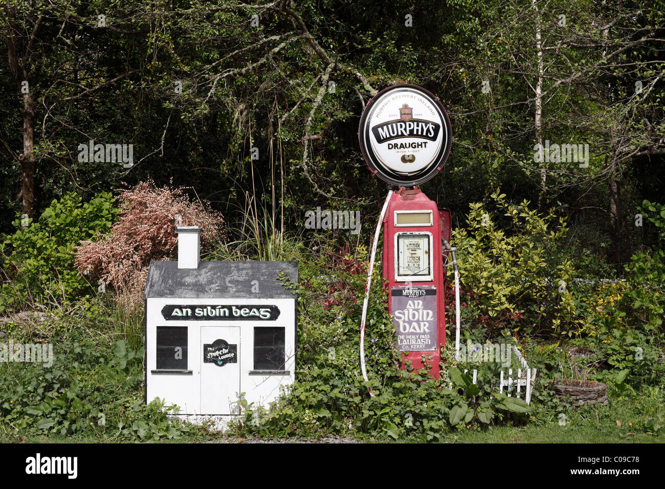 Vecchia Pompa del gas con la pubblicità per Murphy's birra, stazione di gas in Lauragh, penisola di Beara, County , Ireland Foto Stock