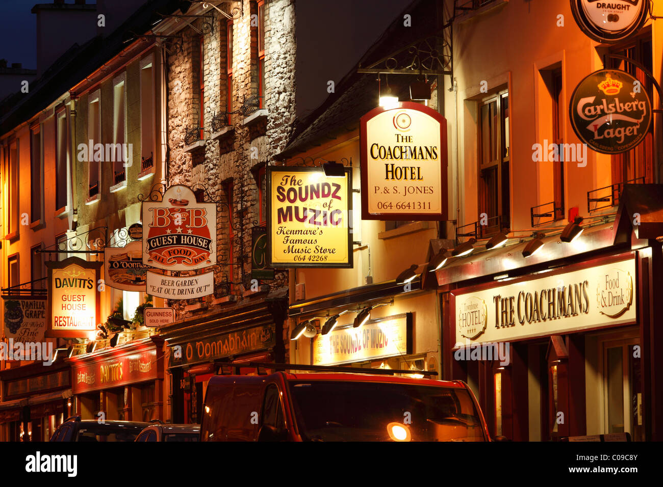 Henry Street di notte, Kenmare, Ring of Kerry County Kerry, Irlanda Isole britanniche, Europa Foto Stock