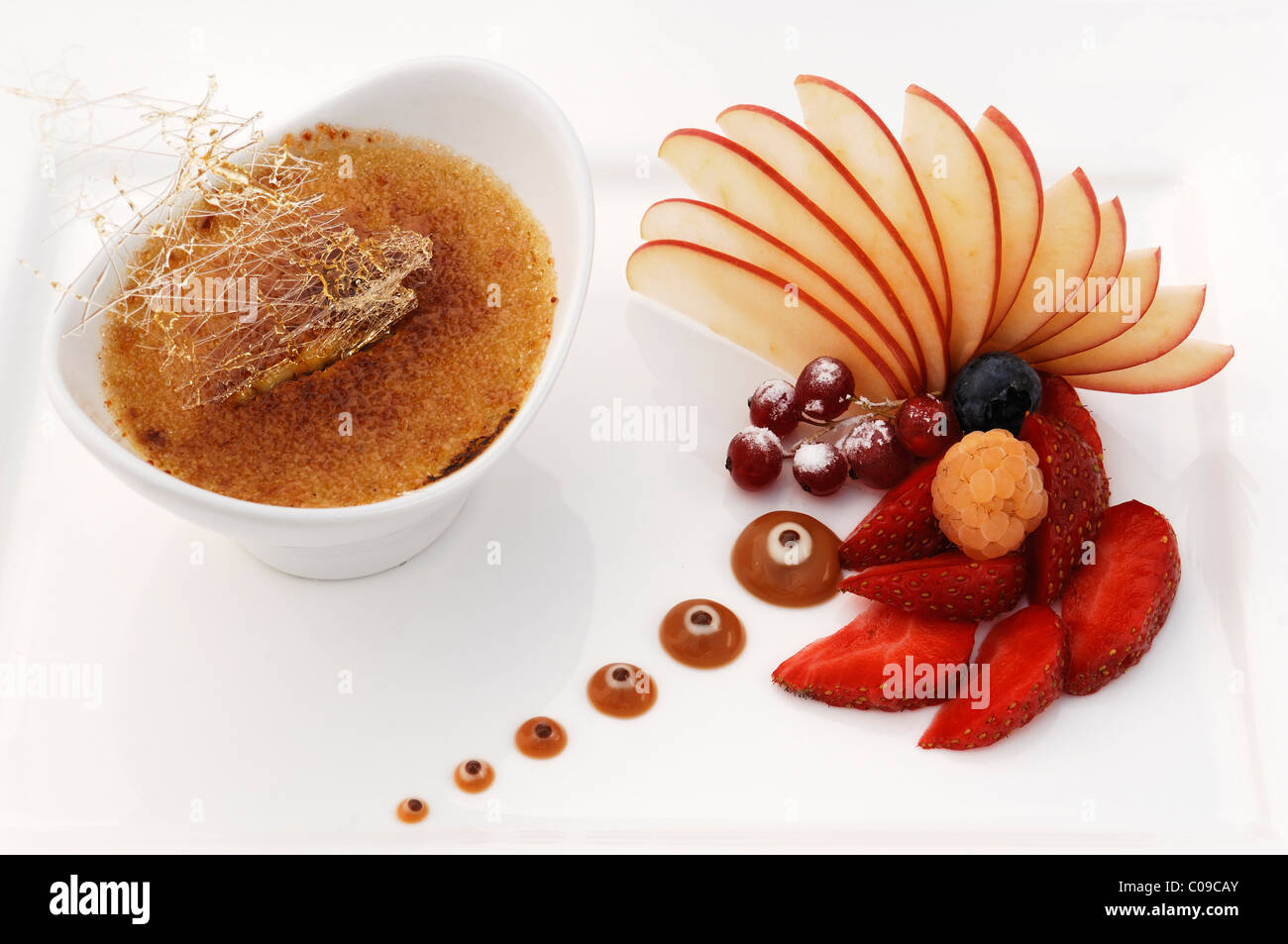 Il dessert, Tonka Bean crème brûlée decorata con frutta, Haute Cuisine, Auberge de la Ferme Hueb, Mike Germershausen, Marckolsheim Foto Stock