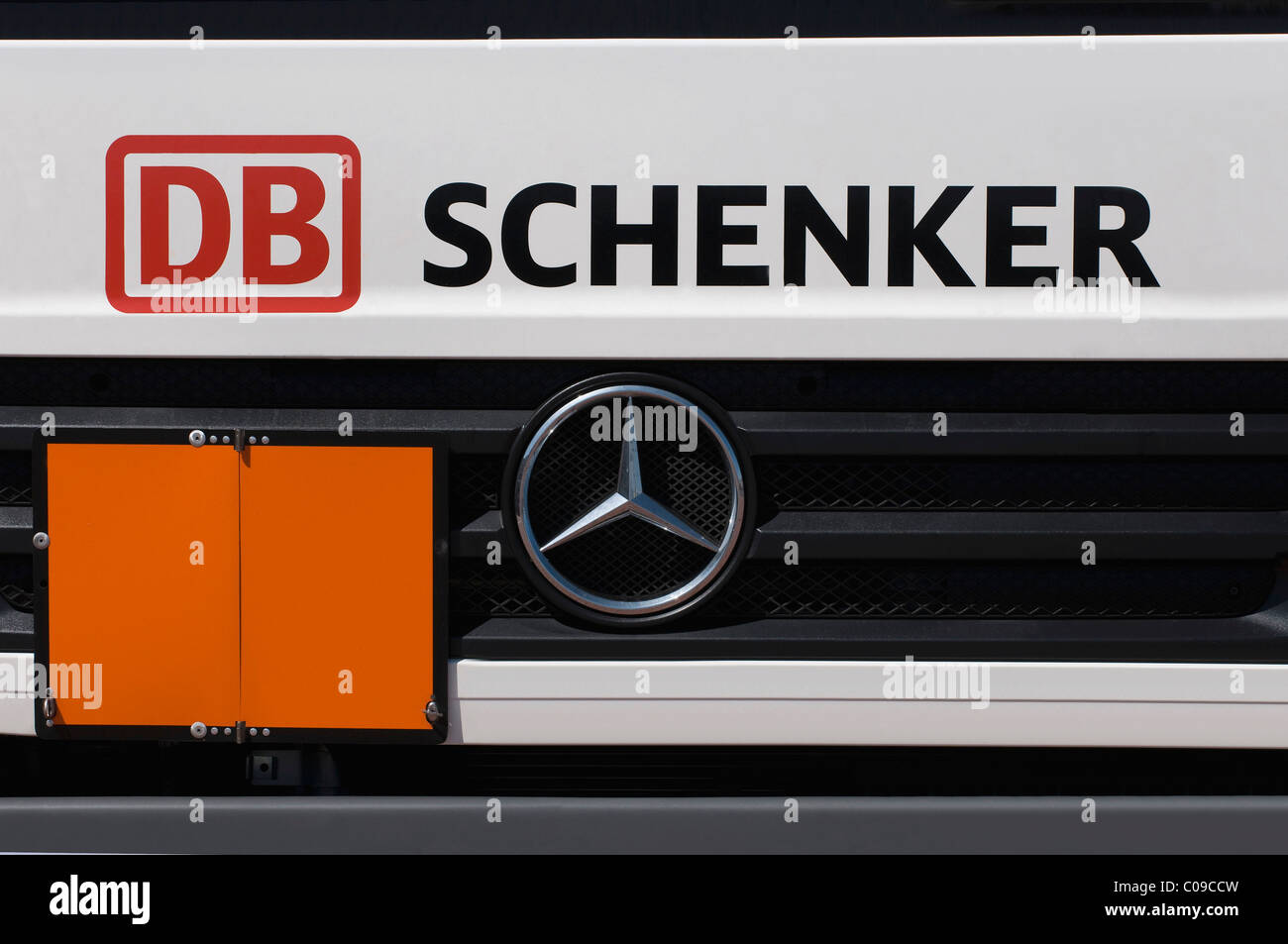 Griglia di una Mercedes Benz carrello da parte di DB Schenker con un avviso chiuso segno, il trasporto e la logistica, il logo di Deutsche Bahn AG Foto Stock