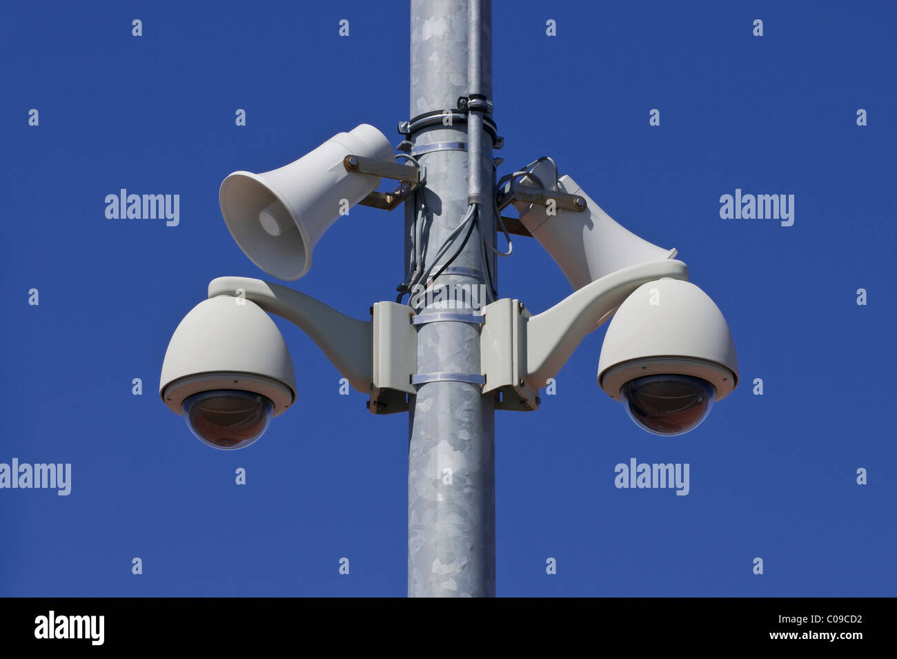 Due 360 gradi di telecamere con due megafoni su un palo, sorveglianza con opzione per gli annunci Foto Stock