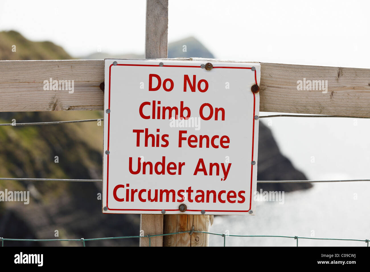 Segno 'non salire su questo recinto in qualsiasi circostanza', Vista Skelling viewpoint vicino a Portmagee, Skellig Ring , Ireland Foto Stock