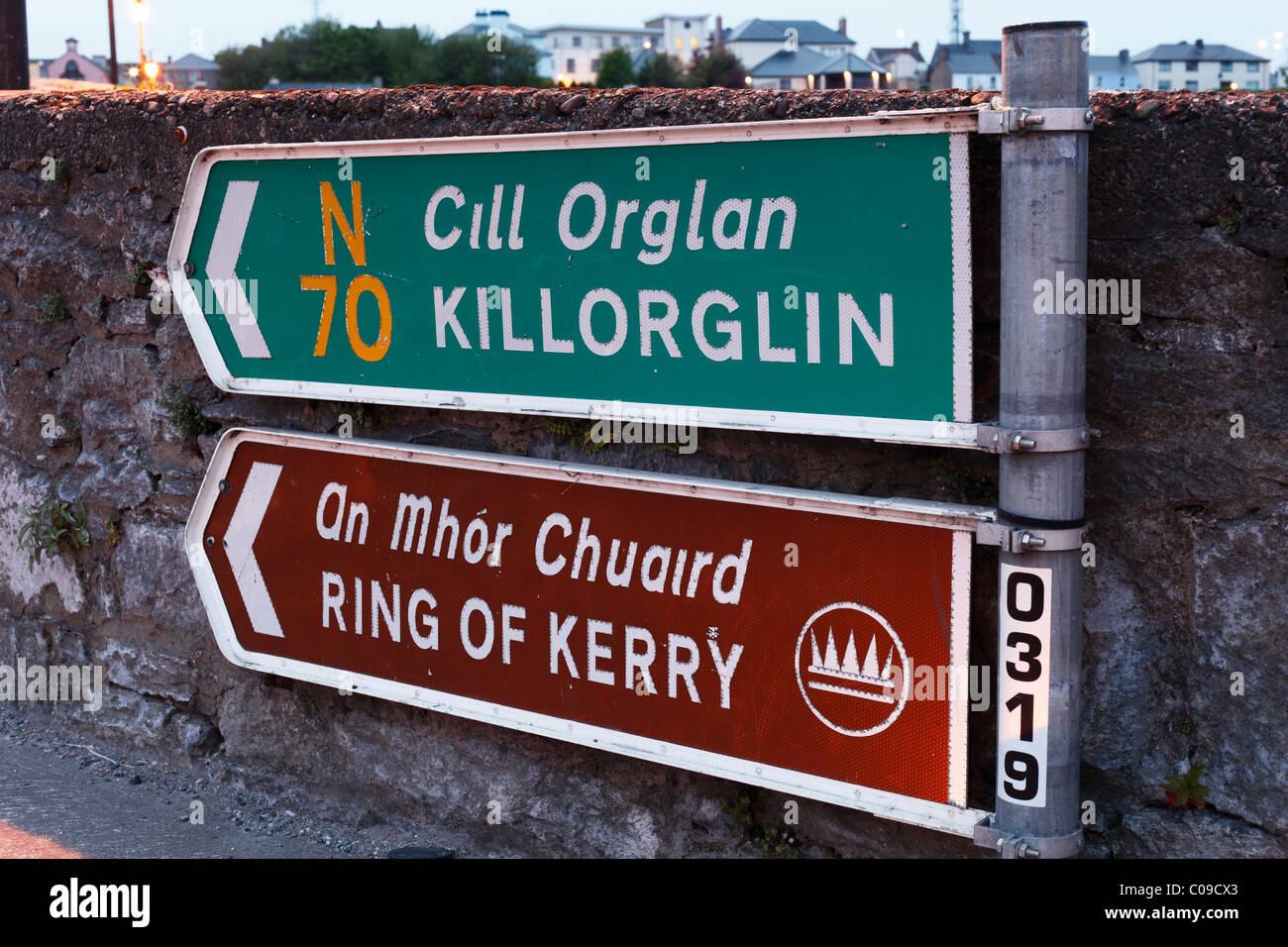 Cartelli segnaletici bilingue, Killorglin, Ring of Kerry County Kerry, Irlanda Isole britanniche, Europa Foto Stock
