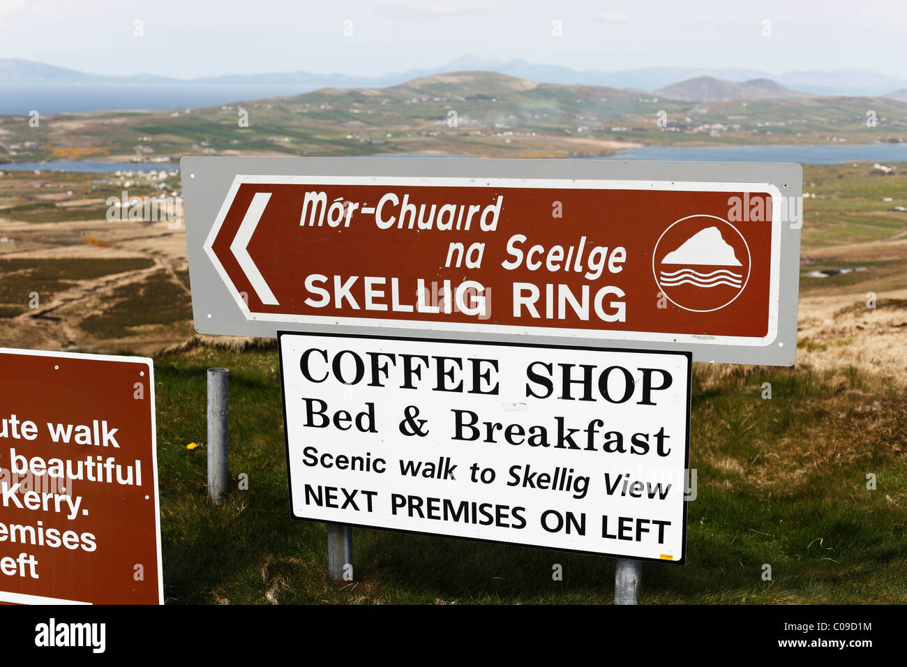Guidepost bilingue, Skellig Ring, nella contea di Kerry, Irlanda Isole britanniche, Europa Foto Stock