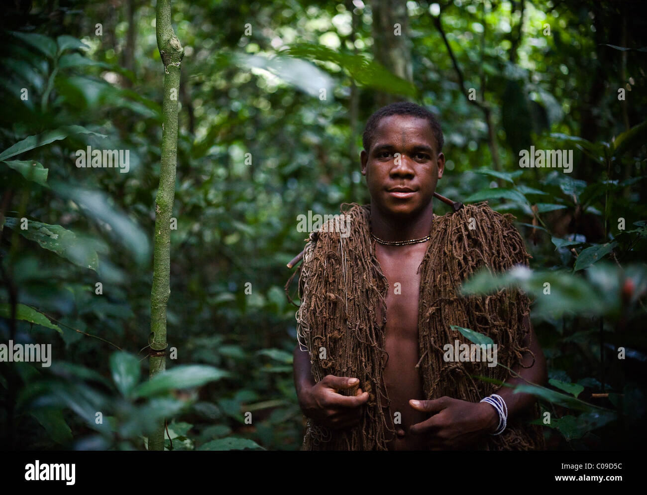 Il cacciatore-pigmei con un net. Il cacciatore-pigmei con un netto prima di caccia Foto Stock