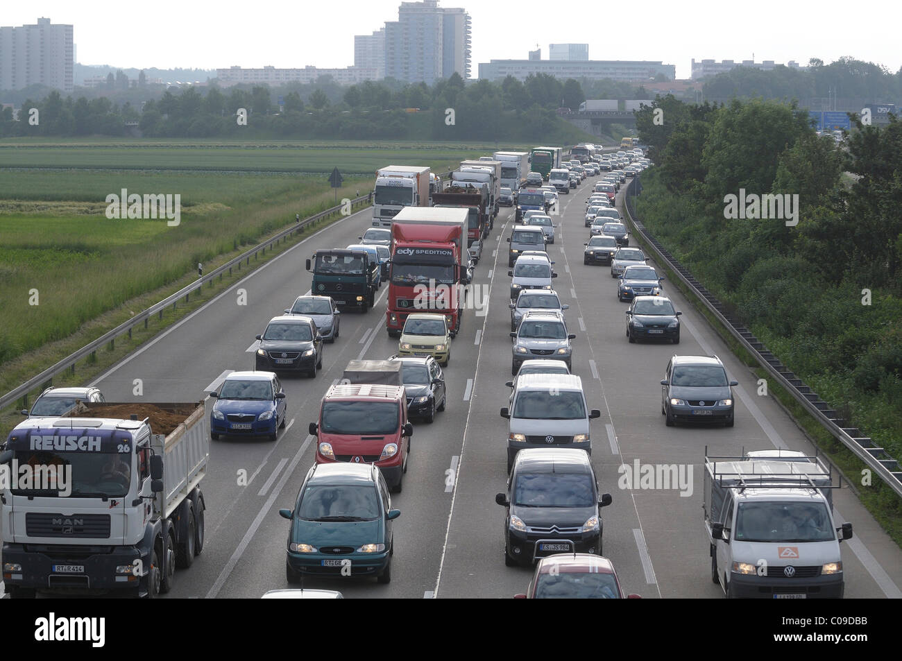 Inceppamento di traffico causato da un camion incidente sulla autostrada A8, vicino a Stoccarda, Baden-Wuerttemberg, Germania, Europa Foto Stock