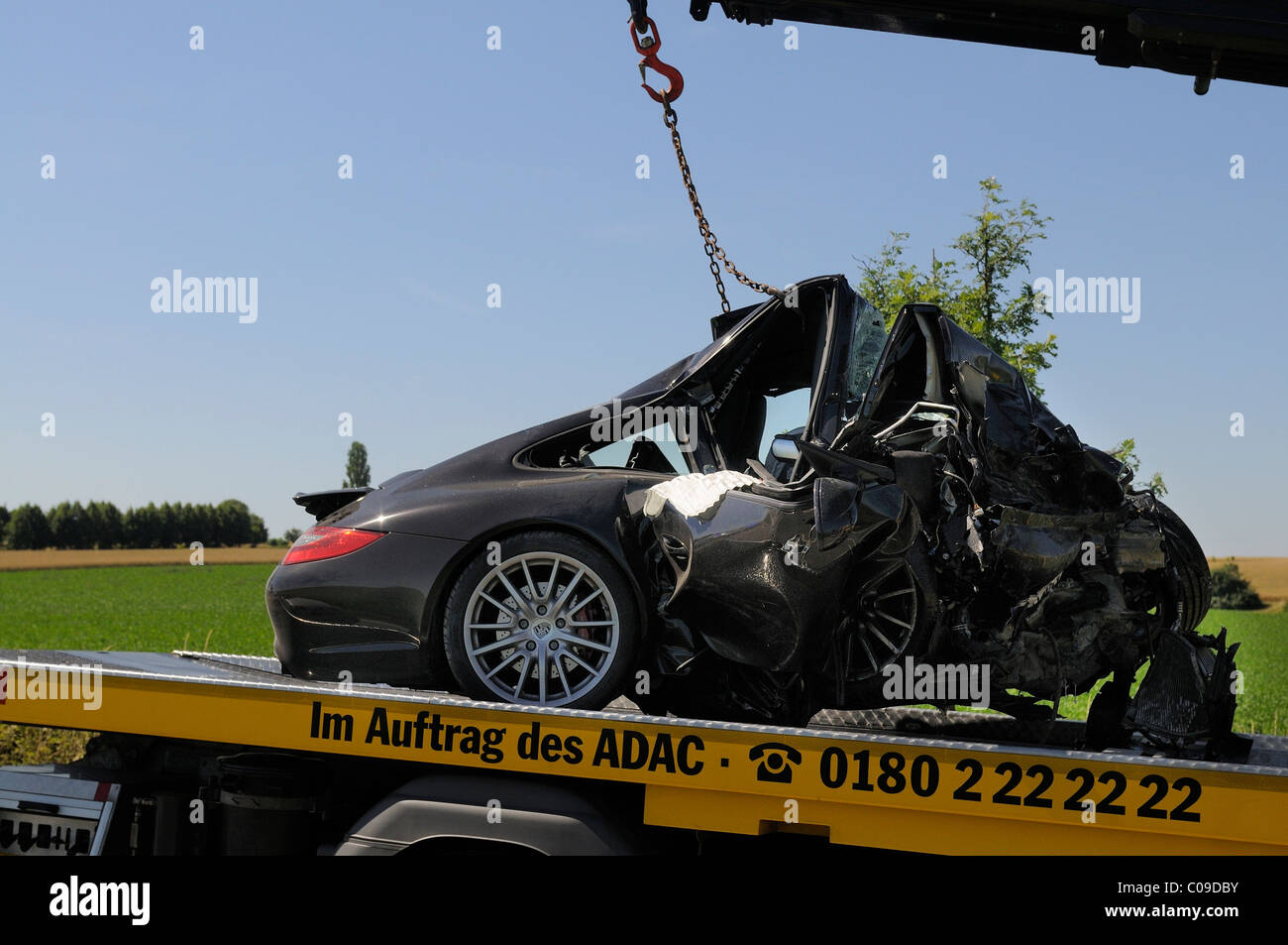Completamente fracassato relitto di una Porsche Carrera S dopo un grave incidente automobilistico, Markgroeningen, Baden-Wuerttemberg Foto Stock